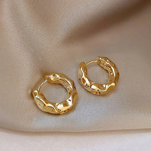 Ohrringe Mit Gepunkteten Anhängern Organisches Modernes Design Mit Reflektierte Oberfläche Und Rundung Von Fabiola