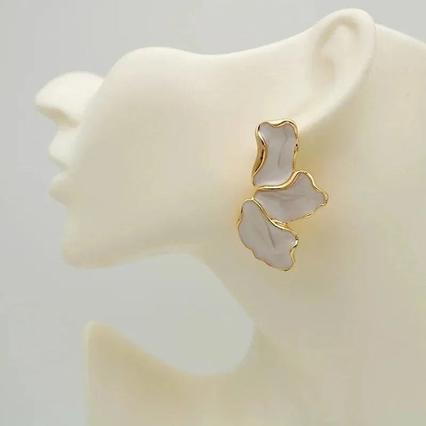 Ätherische Blüten Ohrstecker Rosaline Mit Perlmuttglanz Und Goldkanten Zart Feminin Elegant