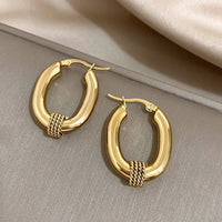 Ohrstecker Mit Verwobenen Schleifen Naia – Elegante Rundform, Glänzender Goldton, Modisches Statement-Accessoire