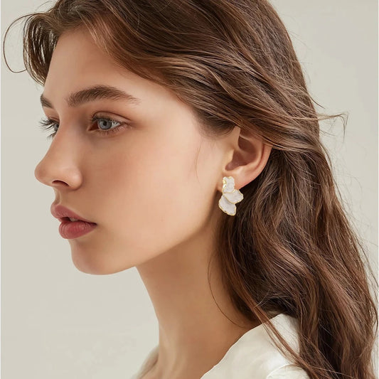 Emaillierte Blütenblätter Ohrringe Eleonora - Zartes Blütendesign Mit Goldrand Und Eleganter Glanz