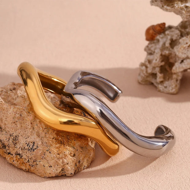 Slinky Stacks Armbänder Amara Modernes Skulpturales Design Mit Weichen Kurven Und Goldener Finish