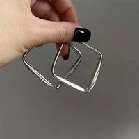 Elegante Quadratische Creolen Aus Silber Cyra Modernes Minimalistisches Design Mit Geometrischer Klarheit