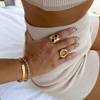Ring Des Mystischen Kreises Maia Modernes Gelbgold Offenes Organisches Design Reflektiert Licht Minimalistisch Elegant