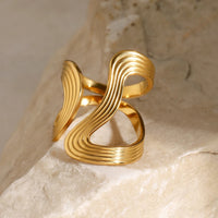 Wellenring Annalisa Goldfarbener Offener Ring Mit Fließendem Design Und Glänzende Politur Für Elegante Ausstrahlung
