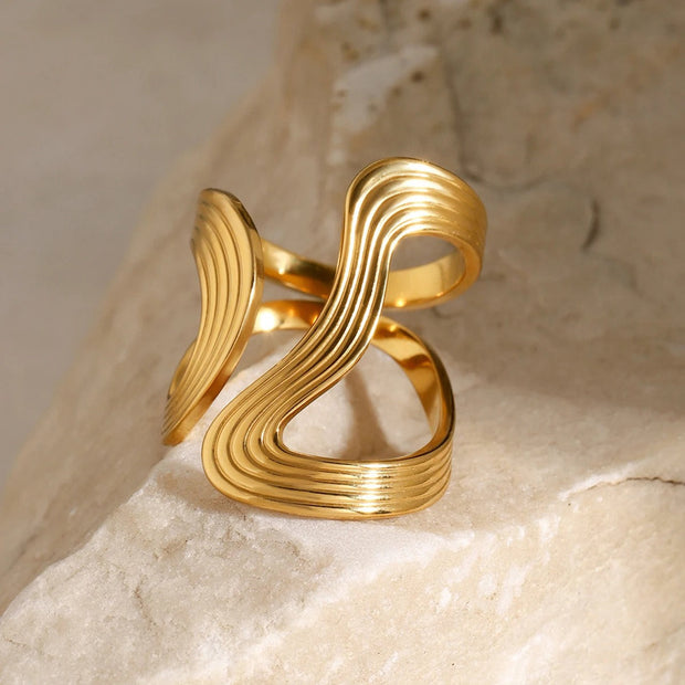 Wellenring Annalisa Goldfarbener Offener Ring Mit Fließendem Design Und Glänzende Politur Für Elegante Ausstrahlung
