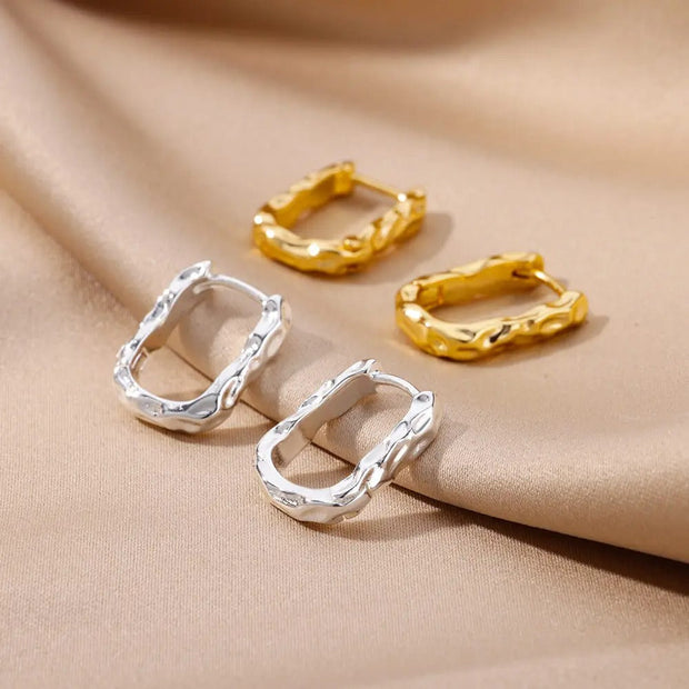 Kleine Gedrehte Hoop Ohrringe Mit Moderner Eleganz Und Subtiler Lichtreflexion Valentina