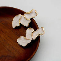 Ätherische Blüten Ohrstecker Rosaline Mit Perlmuttglanz Und Goldkanten Zart Feminin Elegant