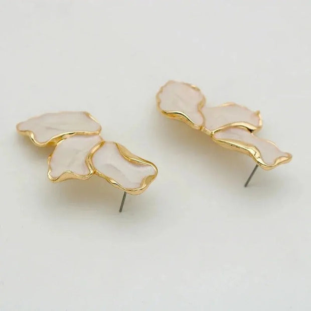 Ätherische Blüten Ohrstecker Rosaline Mit Perlmuttglanz Und Goldkanten Zart Feminin Elegant
