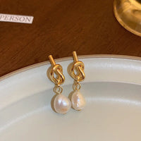 Perlenohrringe Mit Goldknotendesign, Zeitlose Eleganz Der Perlen, Zarter Perlenglanz Für Edle Outfits