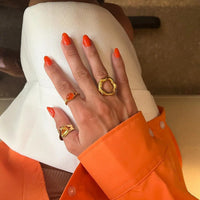 Ring Des Mystischen Kreises Maia Modernes Gelbgold Offenes Organisches Design Reflektiert Licht Minimalistisch Elegant