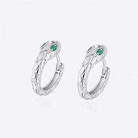 Silberne Serpentin-Ohrringe Keira Mit Schlangenform Und Smaragdgrüne Augen Eleganter Moderner Schmuck