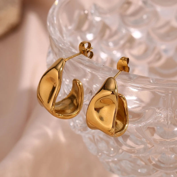 Ohrringe Geschmolzene Halbmonde Valeska Elegantes Skulpturales Design In Goldglanz Für Modernen Stil