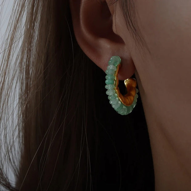 Ethnische Hoop-Ohrringe Rebecca Mit Goldenem Halbkreis Und Bunten Perlen Für Boho Stil