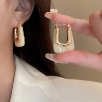 Traumhafte Rundohrringe Tara Mit Emailliertem Detail Und Goldfarbenem Finish Für Eleganz Und Moderne