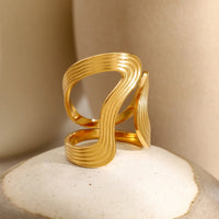 Wellenring Annalisa Goldfarbener Offener Ring Mit Fließendem Design Und Glänzende Politur Für Elegante Ausstrahlung