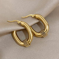 Ohrstecker Mit Verwobenen Schleifen Naia – Elegante Rundform, Glänzender Goldton, Modisches Statement-Accessoire