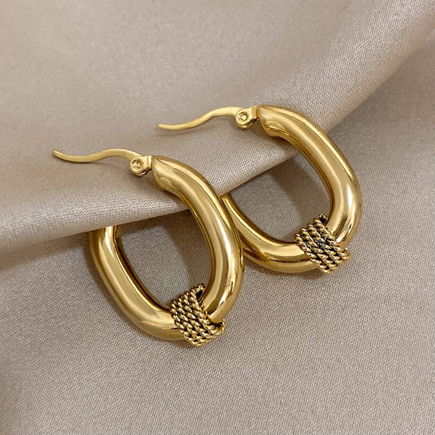 Ohrstecker Mit Verwobenen Schleifen Naia – Elegante Rundform, Glänzender Goldton, Modisches Statement-Accessoire
