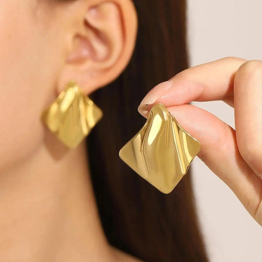 Geometrische Metallohrringe Marvels Zaira Polierte Oberfläche Reflektiert Licht Moderner Eleganter Look