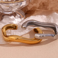 Slinky Stacks Armbänder Amara Modernes Skulpturales Design Mit Weichen Kurven Und Goldener Finish