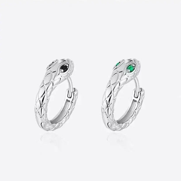 Silberne Serpentin-Ohrringe Keira Mit Schlangenform Und Smaragdgrüne Augen Eleganter Moderner Schmuck