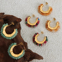 Ethnische Hoop-Ohrringe Rebecca Mit Goldenem Halbkreis Und Bunten Perlen Für Boho Stil