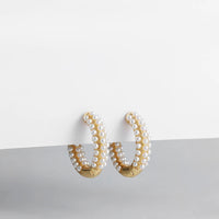 Bliss Ohrringe Mit Perlen Soraya Klassische Creolen Mit Kleinen Perlen Goldfarbenes Metallfinish Moderner Lebendiger Look