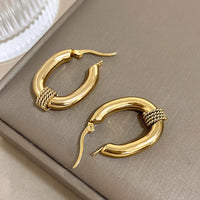 Ohrstecker Mit Verwobenen Schleifen Naia – Elegante Rundform, Glänzender Goldton, Modisches Statement-Accessoire