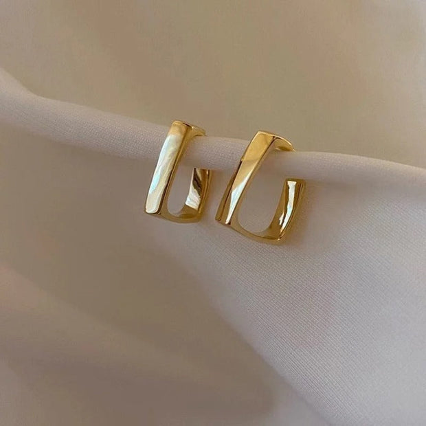 Geometrische Creolen Cecilia Architektonische Ohrringe Mit Spiegelgold Finish Für Elegante Minimalistische Looks