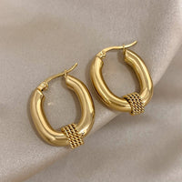 Ohrstecker Mit Verwobenen Schleifen Naia – Elegante Rundform, Glänzender Goldton, Modisches Statement-Accessoire