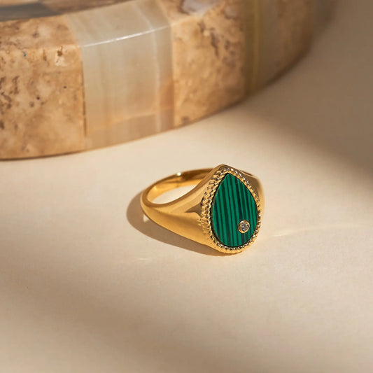 Traumring In Tränenform Nesrin Modernes Und Elegantes Design In Poliertem Goldton Mit Tropfenförmigen Steinen