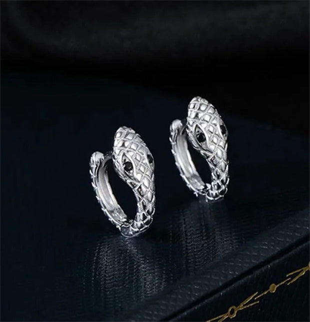 Silberne Serpentin-Ohrringe Keira Mit Schlangenform Und Smaragdgrüne Augen Eleganter Moderner Schmuck