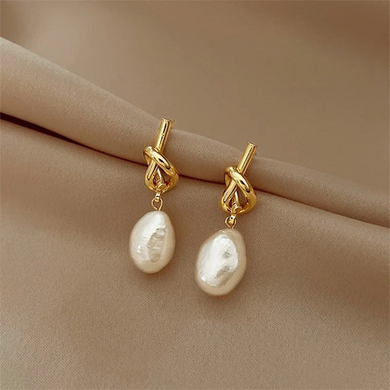 Perlenohrringe Mit Goldknotendesign, Zeitlose Eleganz Der Perlen, Zarter Perlenglanz Für Edle Outfits