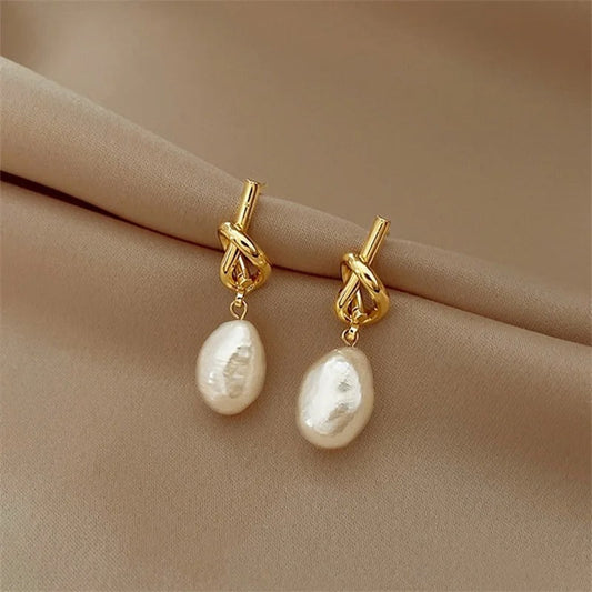 Perlenohrringe Mit Goldknotendesign, Zeitlose Eleganz Der Perlen, Zarter Perlenglanz Für Edle Outfits