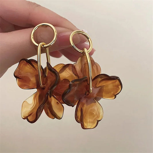 Ohrringe Mit Floralen Anhängern Chiara Transparente Blütenanhänger Bernsteinfarben Mit Goldener Struktur Feminin Elegant