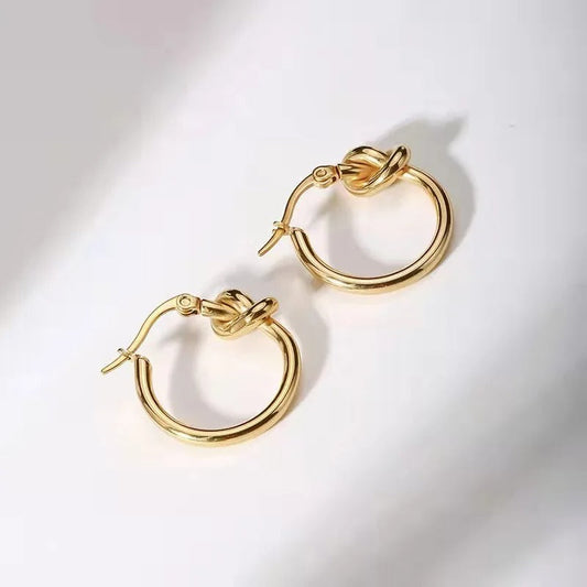 Knotenohrringe Olga Elegante Minimalistische Ohrstecker Mit Rundem Poliertem Finish Fuer Alltags Und Festliche Outfits