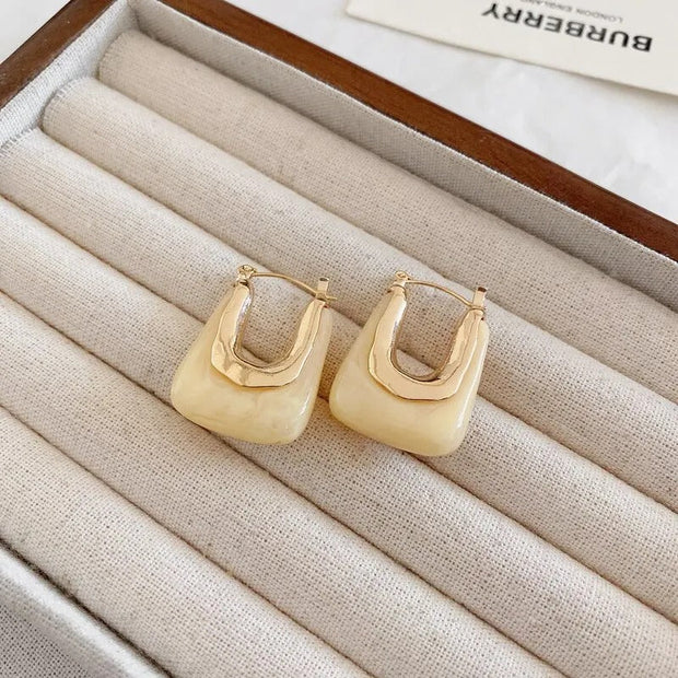 Traumhafte Rundohrringe Tara Mit Emailliertem Detail Und Goldfarbenem Finish Für Eleganz Und Moderne