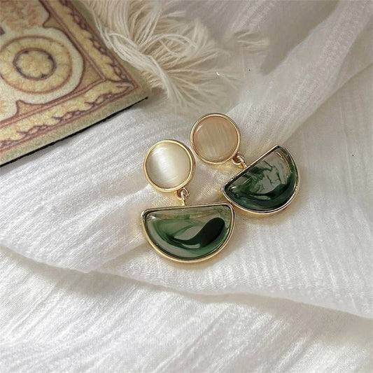 Smaragdstücke Donatella Ohrringe Mit Perlmatt Oberseite Und Grüner Marmorbasis Elegantes Modernes Design