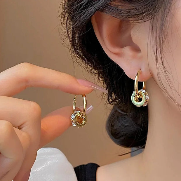 Esme Funkelnde Halo Ohrringe Goldfarbenes Finish Modernes Raffiniertes Design Schmuckstück