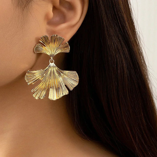 Fächerförmige Ohrringe Alessia Mit Ginkgo-Blatt Inspiriertes Design Und Glänzend Poliertem Metallfinish