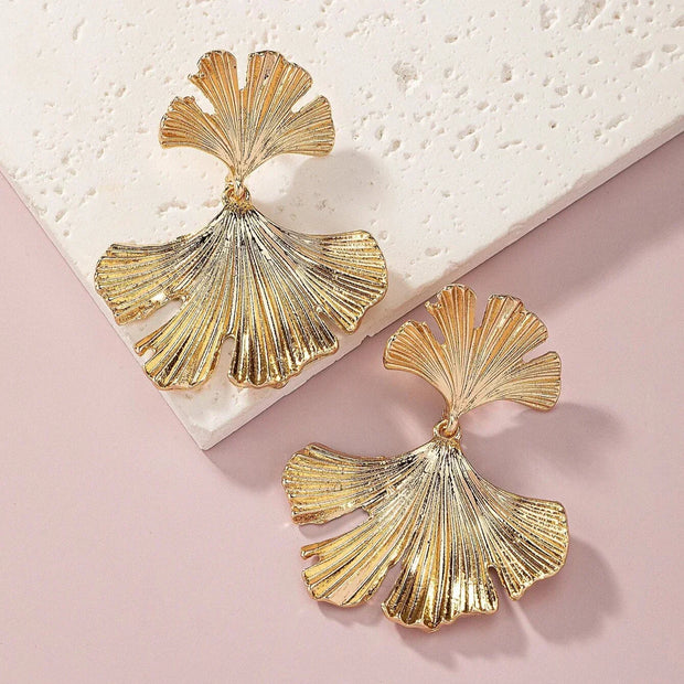 Fächerförmige Ohrringe Alessia Mit Ginkgo-Blatt Inspiriertes Design Und Glänzend Poliertem Metallfinish