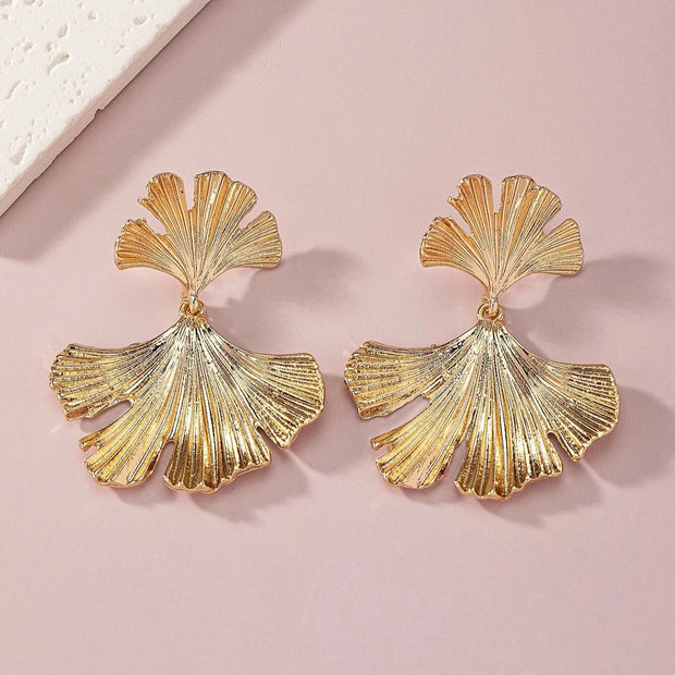 Fächerförmige Ohrringe Alessia Mit Ginkgo-Blatt Inspiriertes Design Und Glänzend Poliertem Metallfinish