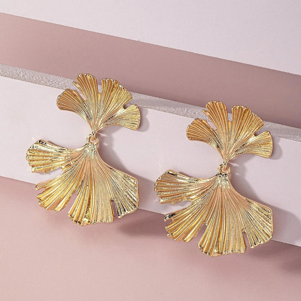 Fächerförmige Ohrringe Alessia Mit Ginkgo-Blatt Inspiriertes Design Und Glänzend Poliertem Metallfinish