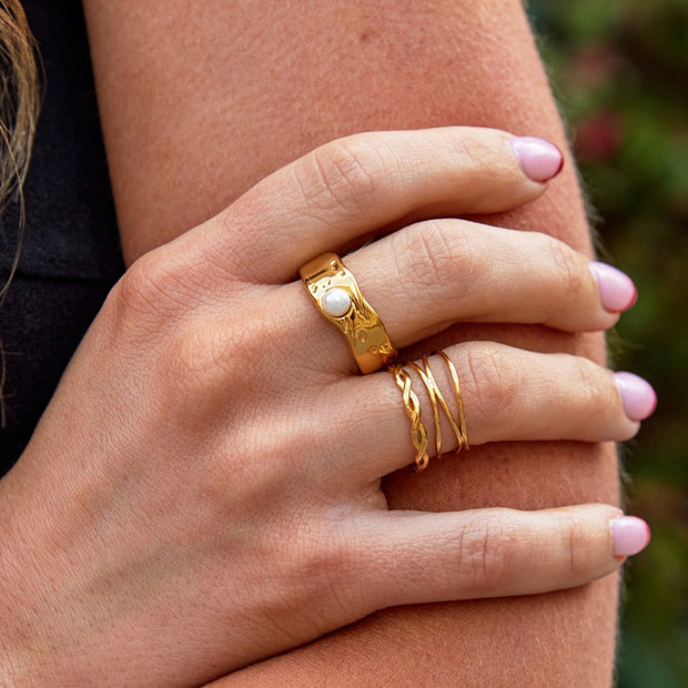 Damenring Mit Robustem Golddesign Von Vera Für Frauen, Eleganz Und Moderne In Einem Zeitlosen Schmuckstück