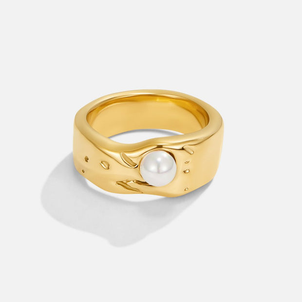 Damenring Mit Robustem Golddesign Von Vera Für Frauen, Eleganz Und Moderne In Einem Zeitlosen Schmuckstück
