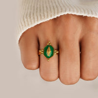 Vintage Damenring Amalia Goldbeschichteter Metallring mit Smaragdstein und Geometrischen Designelementen