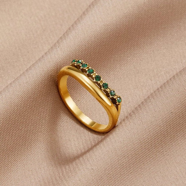 Damenring Aus Gold Mit Smaragdgrünen Kristallen In Einer Eleganten Reihe Bernarda Schmuckkollektion