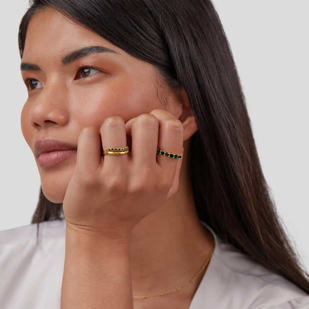 Damenring Aus Gold Mit Smaragdgrünen Kristallen In Einer Eleganten Reihe Bernarda Schmuckkollektion