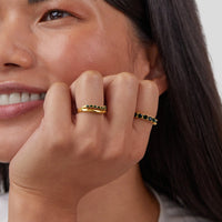 Damenring Aus Gold Mit Smaragdgrünen Kristallen In Einer Eleganten Reihe Bernarda Schmuckkollektion