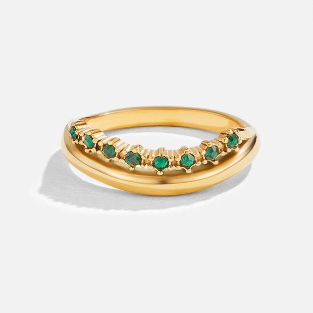 Damenring Aus Gold Mit Smaragdgrünen Kristallen In Einer Eleganten Reihe Bernarda Schmuckkollektion