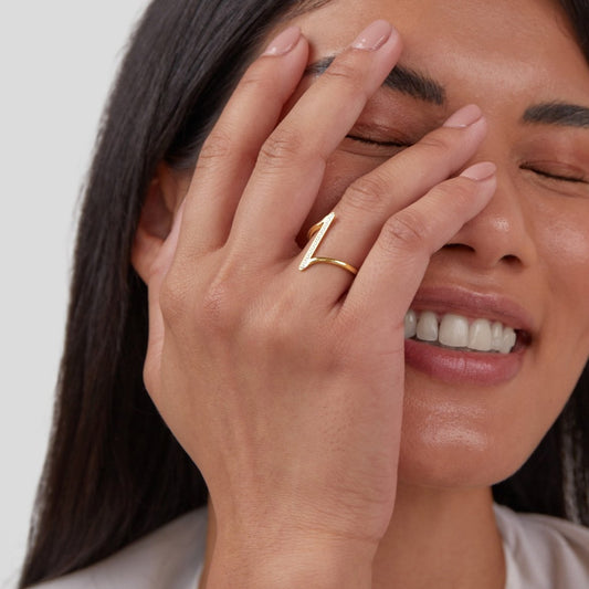 Geflochtener Goldring Für Damen Mit Funkelnden Kristallen Yolanda Modernes Elegantes Schmuckstück Für Jeden Anlass